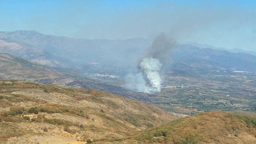 Desalojan el Monasterio de Cuacos de Yuste, en Cáceres, por un incendio forestal: la población, confinada