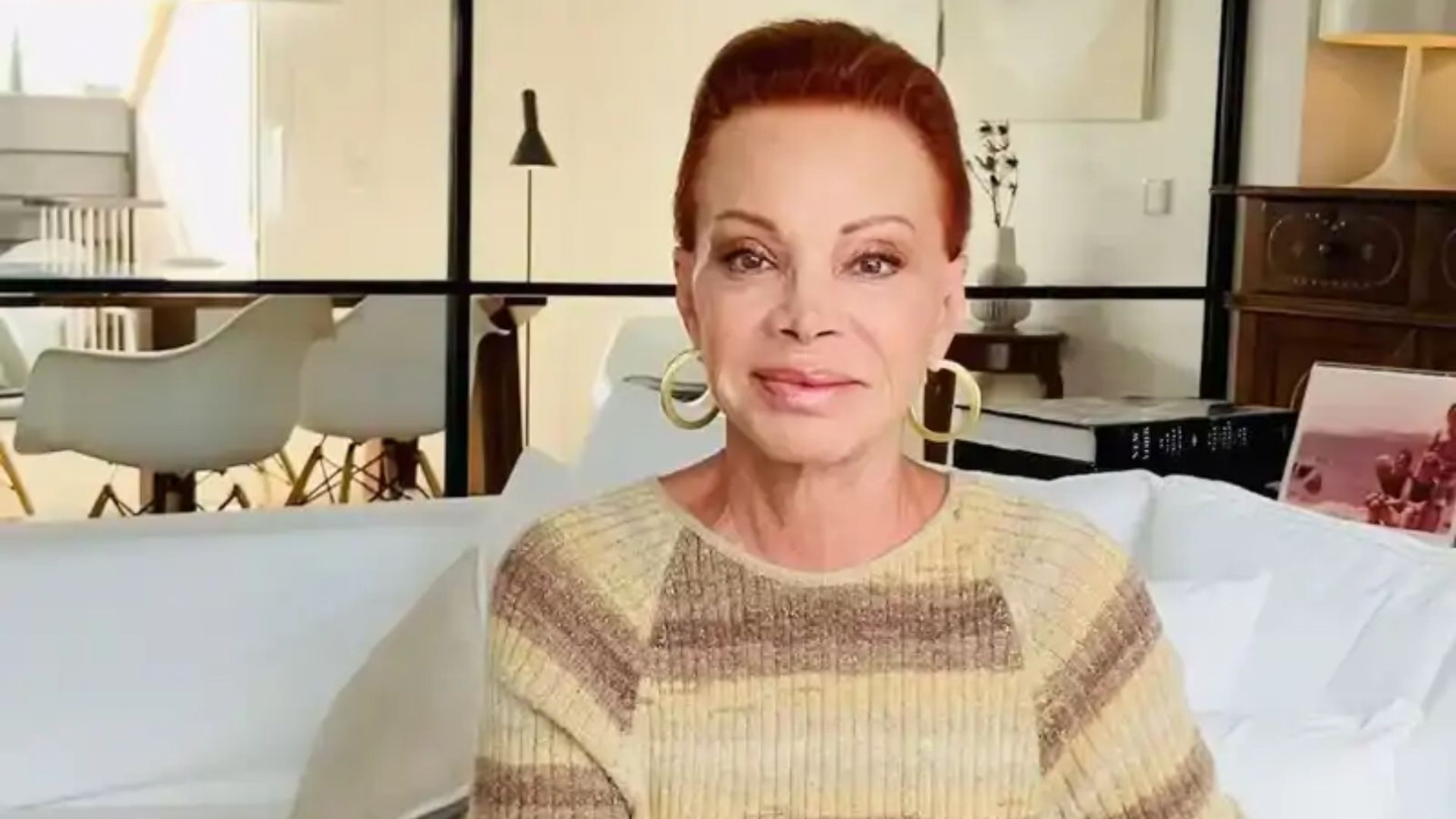 Descubre la casa de Paloma San Basilio en Madrid: clásica, con rincones especiales y un gran jardín exterior