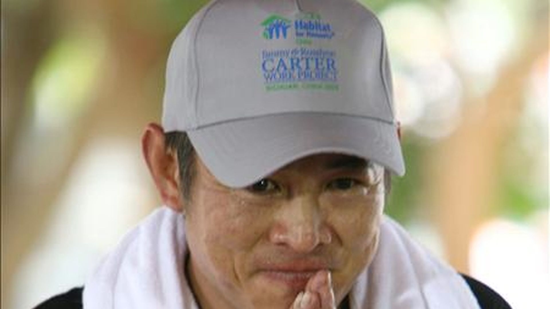 El actor chino Jet Li saluda tras firmar un contrato con 'Habitat for Humanity' en la provincia de Chiang Mai, al noreste de Tailandia, el 17 de noviembre de 2009. EFE/Archivo