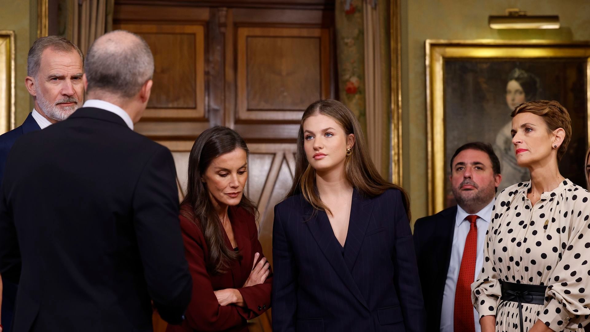 El rey Felipe VI, el jefe del Archivo Real y General de Navarra, la reina Letizia, la princesa Leonor y María Chivite