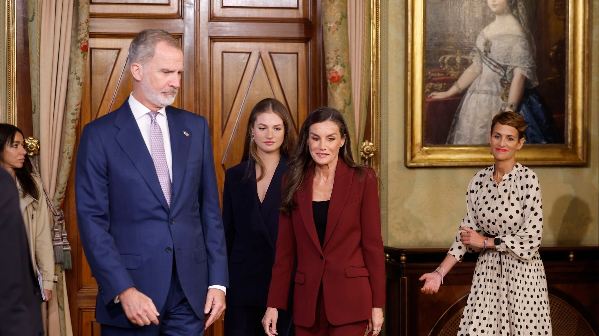 El rey Felipe VI, Letizia y la princesa Leonor a su llegada al Palacio de Navarra junto a María Chivite