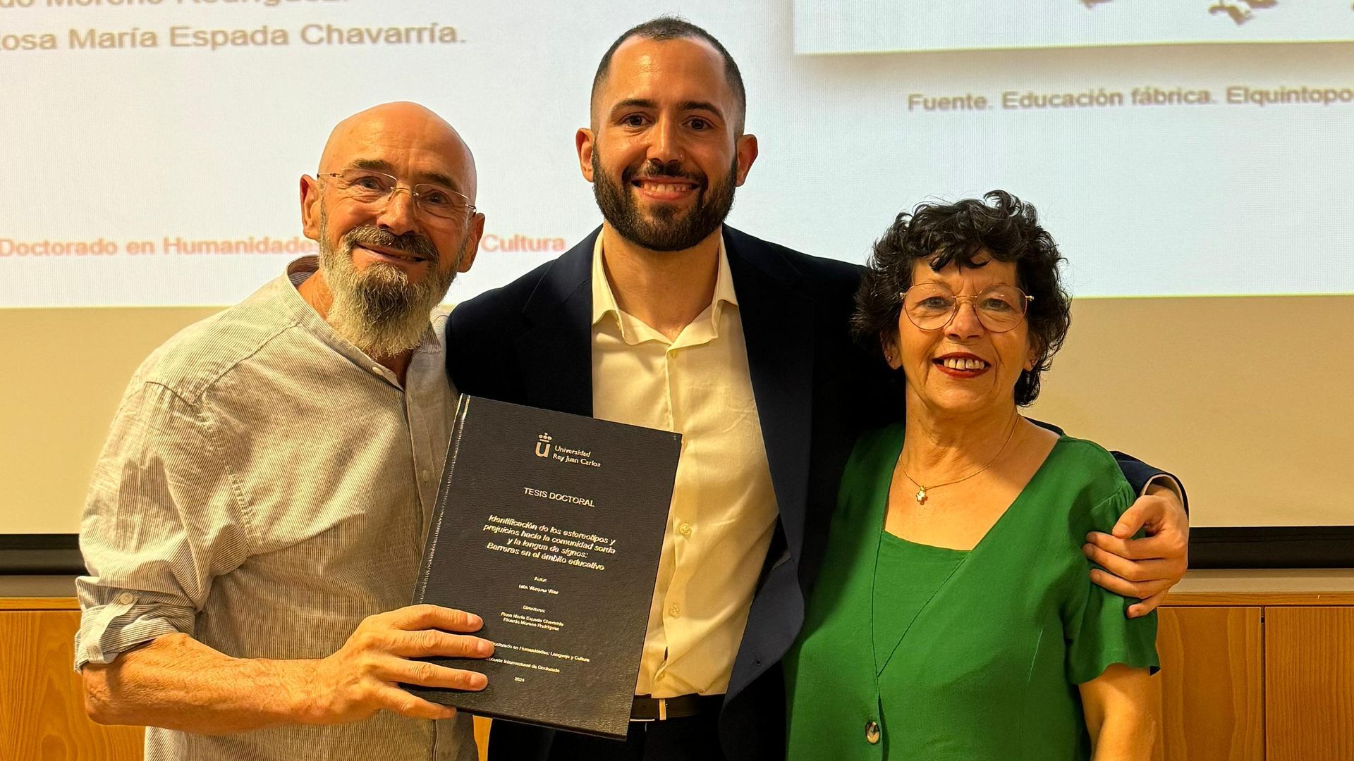 Iván, junto a sus padres, presentando su tesis doctoral.
