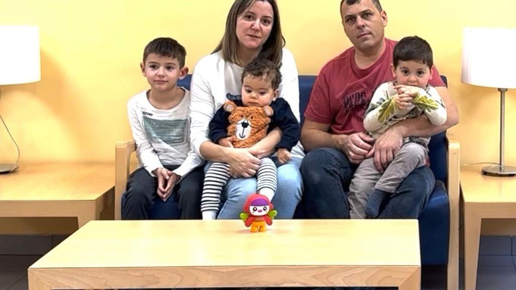 Janire y José luis junto a sus tres hijos Adei, Zeian e Izei