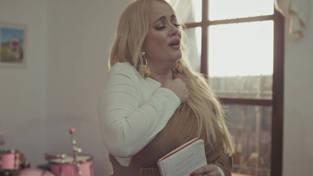 La Húngara, entre lágrimas, sorprende a su gente con su canción más personal hasta la fecha: “Esta es mi vida”