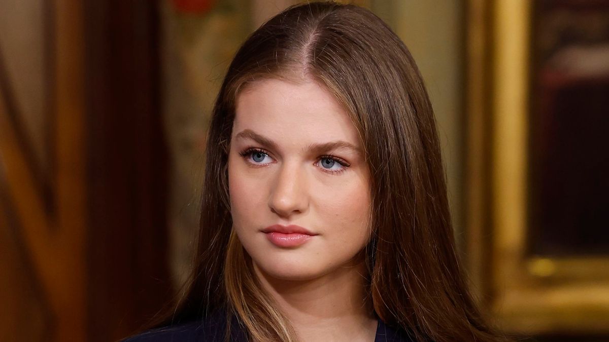 Leonor debuta como princesa de Viana junto a los reyes Felipe y Letizia:  nuevo look, protestas y un lapsus