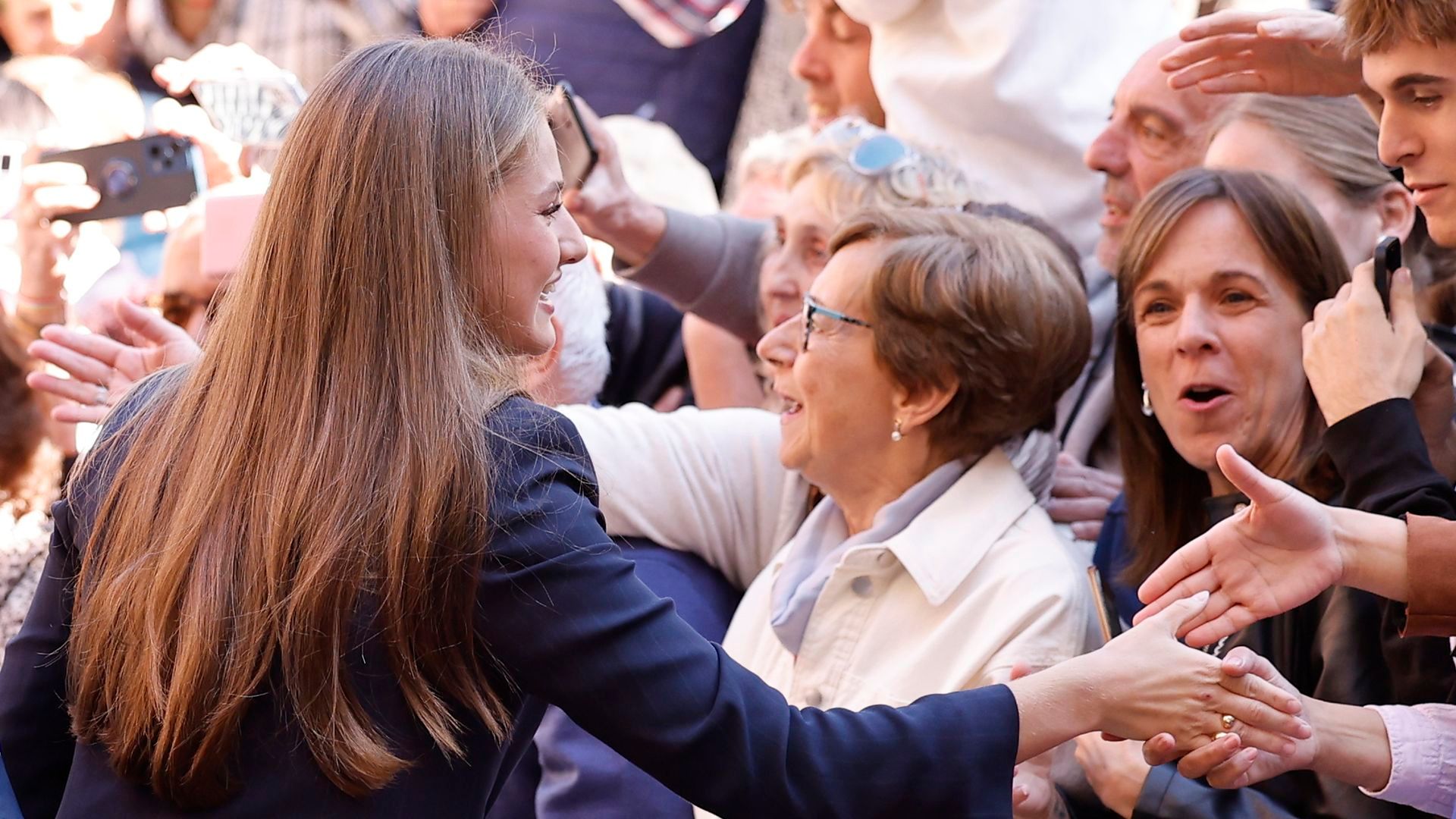 La princesa Leonor, cómplice con los vecinos de Pamplona que la esperaban en el Palacio de Navarra