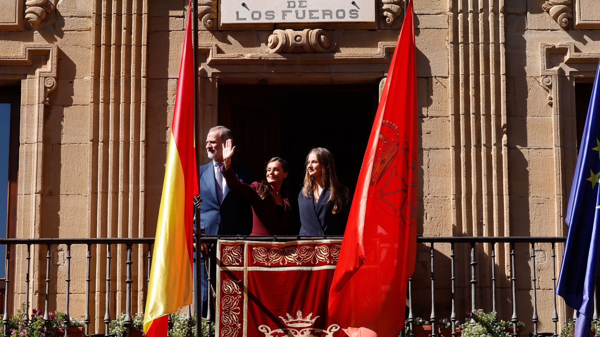 La princesa Leonor, el rey Felipe y la reina Leticia, desde el balcón del Palacio de Navarra