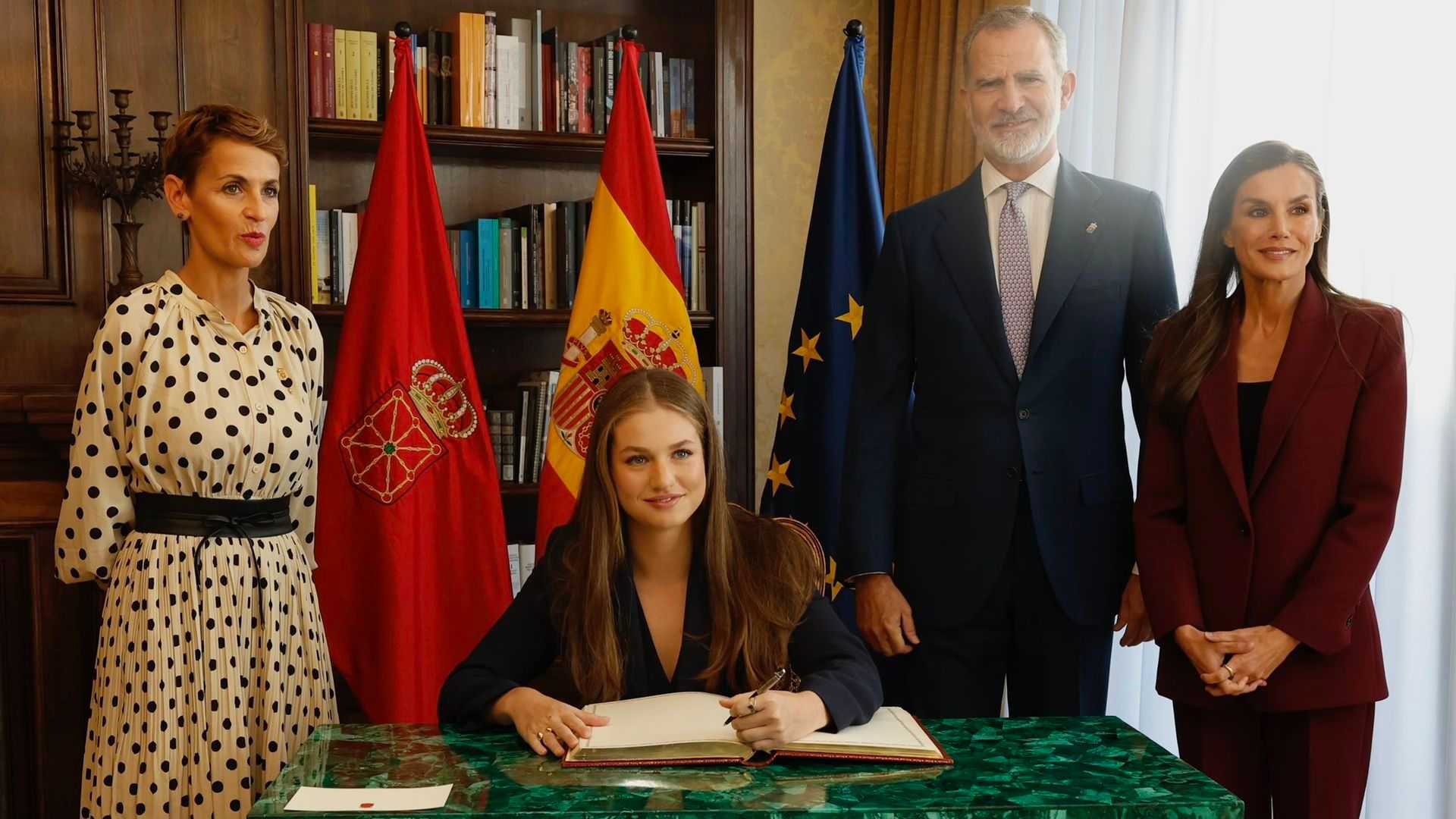 La princesa Leonor firmando este 26 de septiembre en el libro de Oro