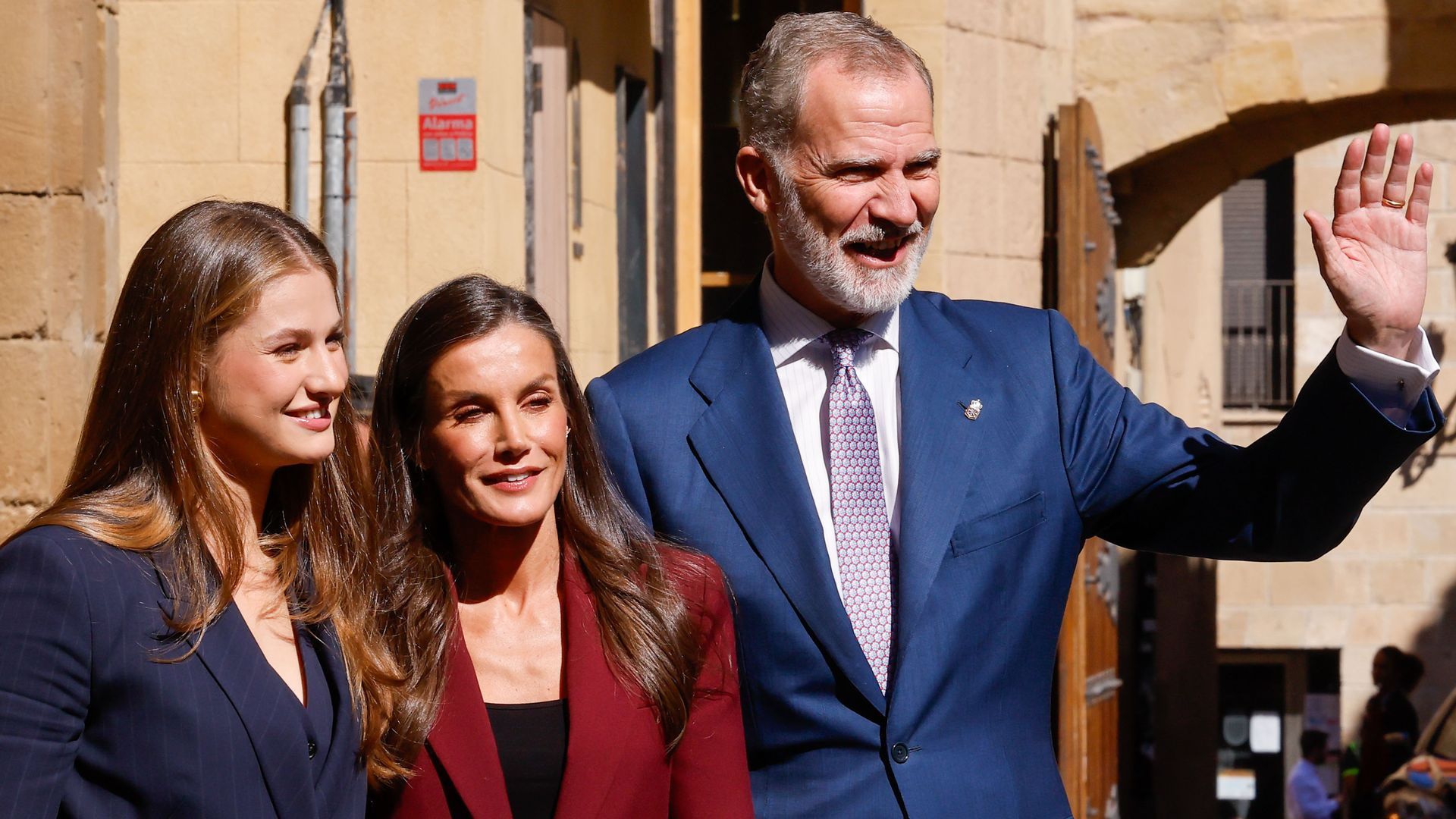 La princesa Leonor y los reyes Letizia y Felipe VI tras su salida del Palacio de Navarra