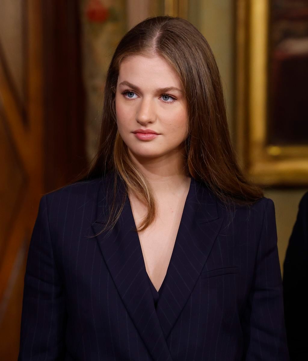 La princesa Leonor y su firma en el libro de Oro del Palacio de Navarra
