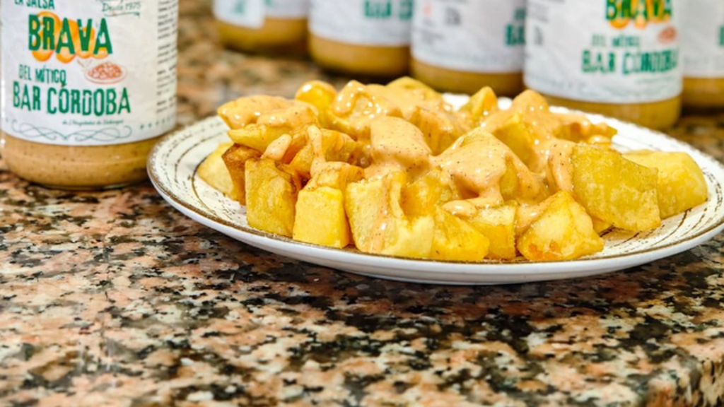Las patatas bravas son un clásico dentro de las tapas españolas.