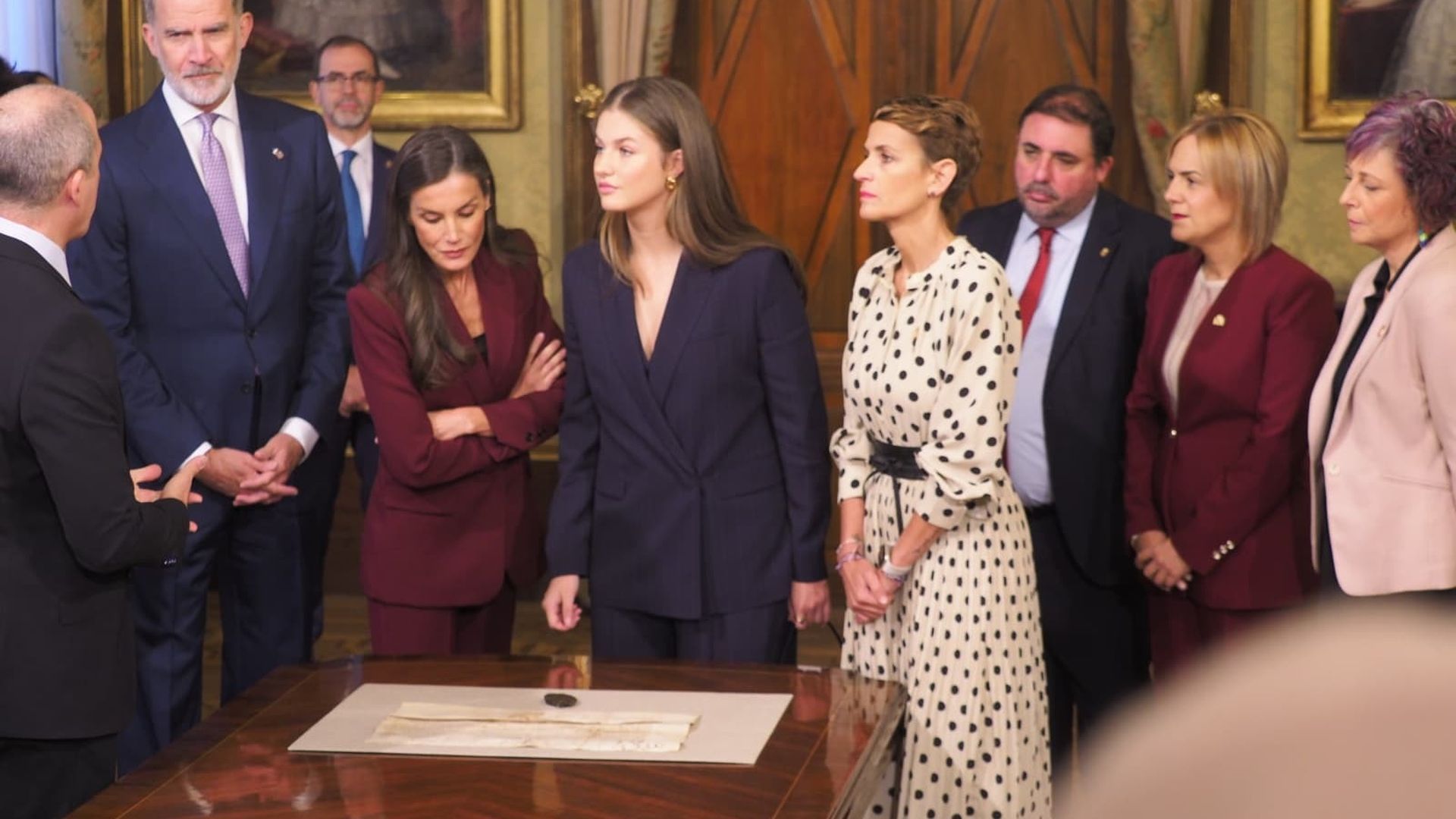 Los reyes y la princesa Leonor conocen el documento de creación del Principado de Viana