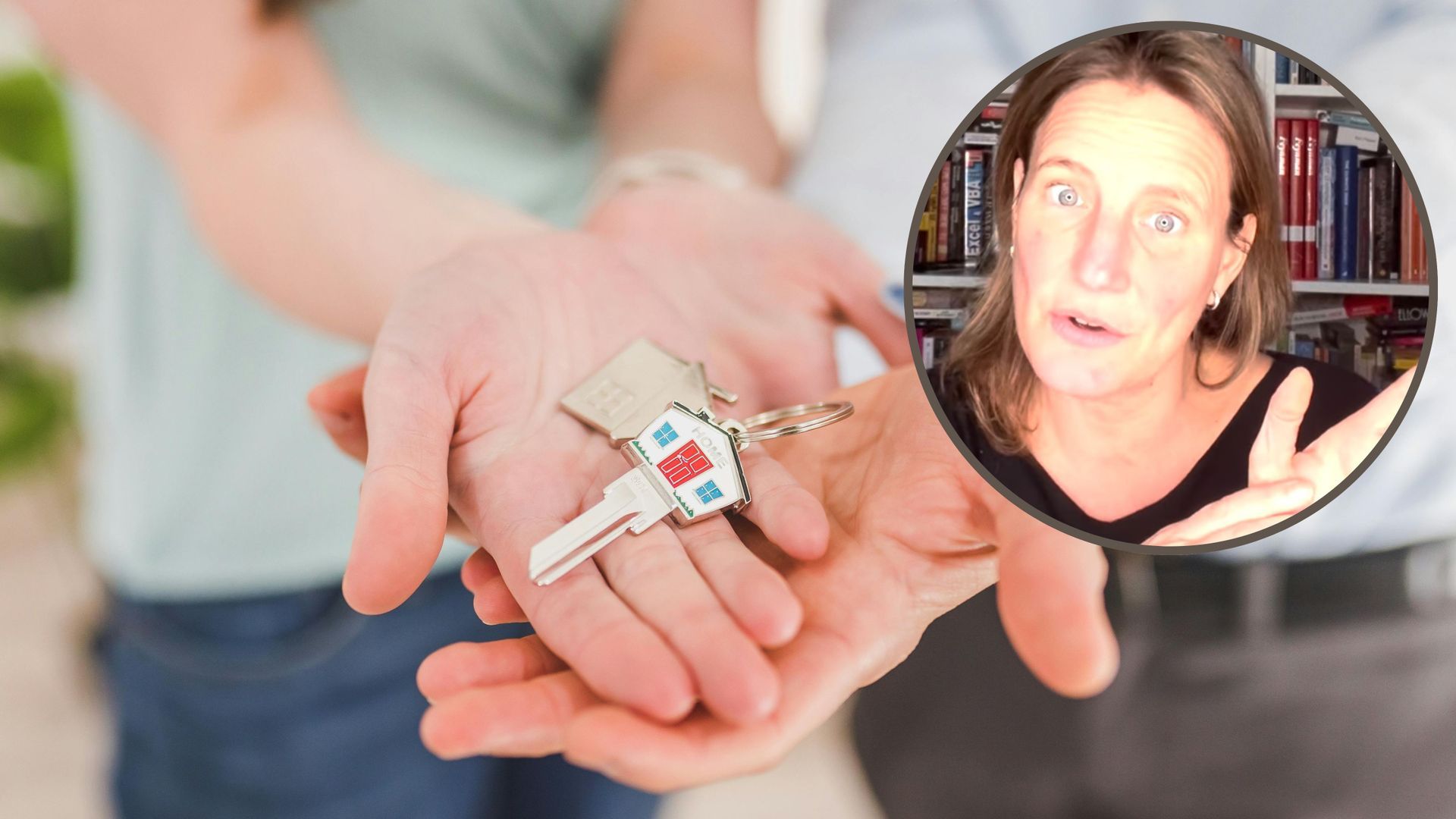 Manos sosteniendo las llaves de una vivienda y, a la derecha, la economista Nadia de Santiago