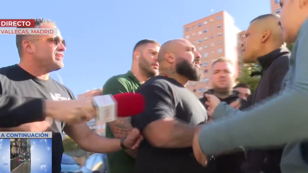 ¡Máxima tensión! Un ciudadano muy violento interrumpe un intento de desahucio en Vallecas: "Vais de matones o qué"