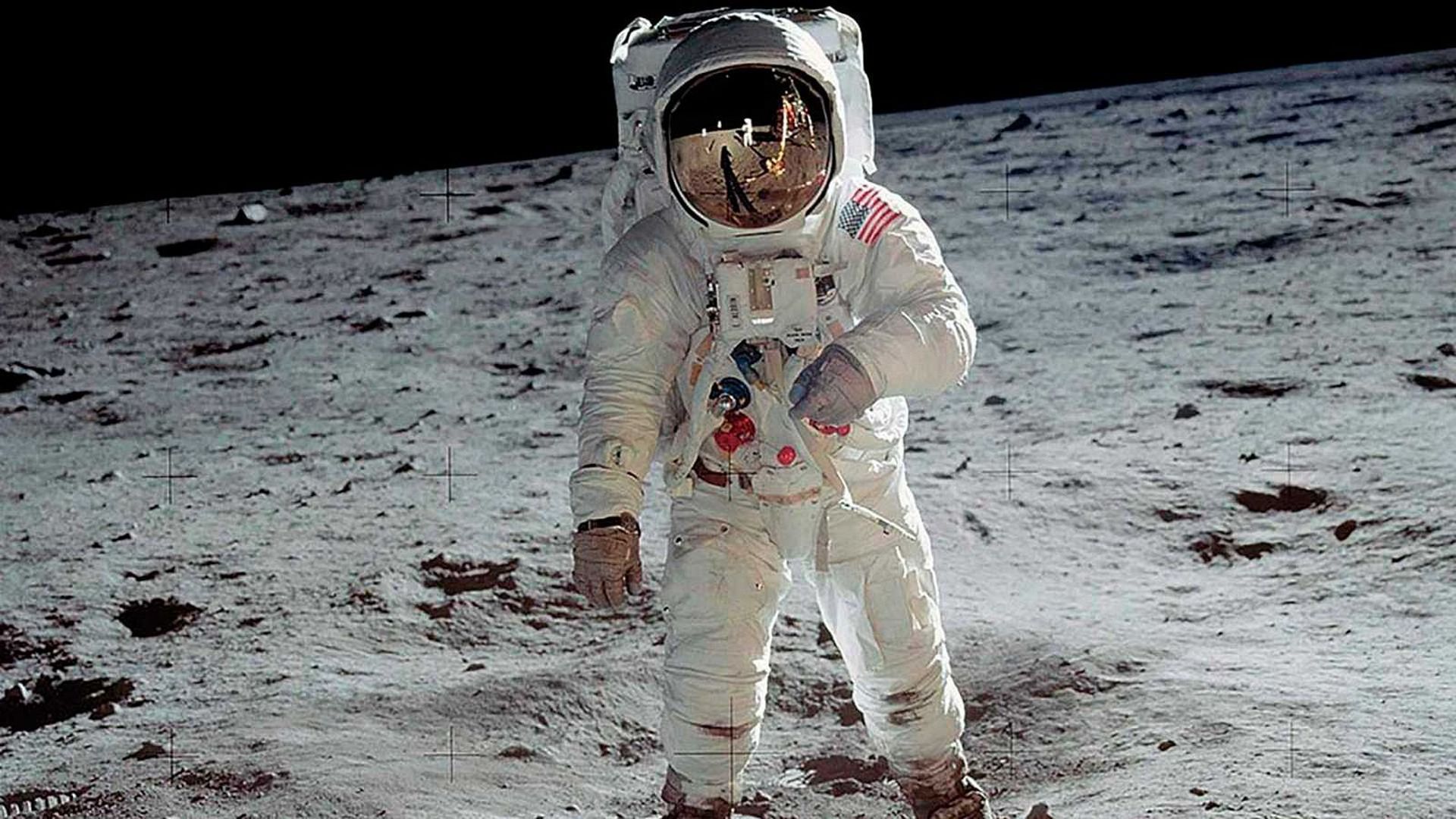 Neil Armstrong sobre la superficie de la luna en 1969