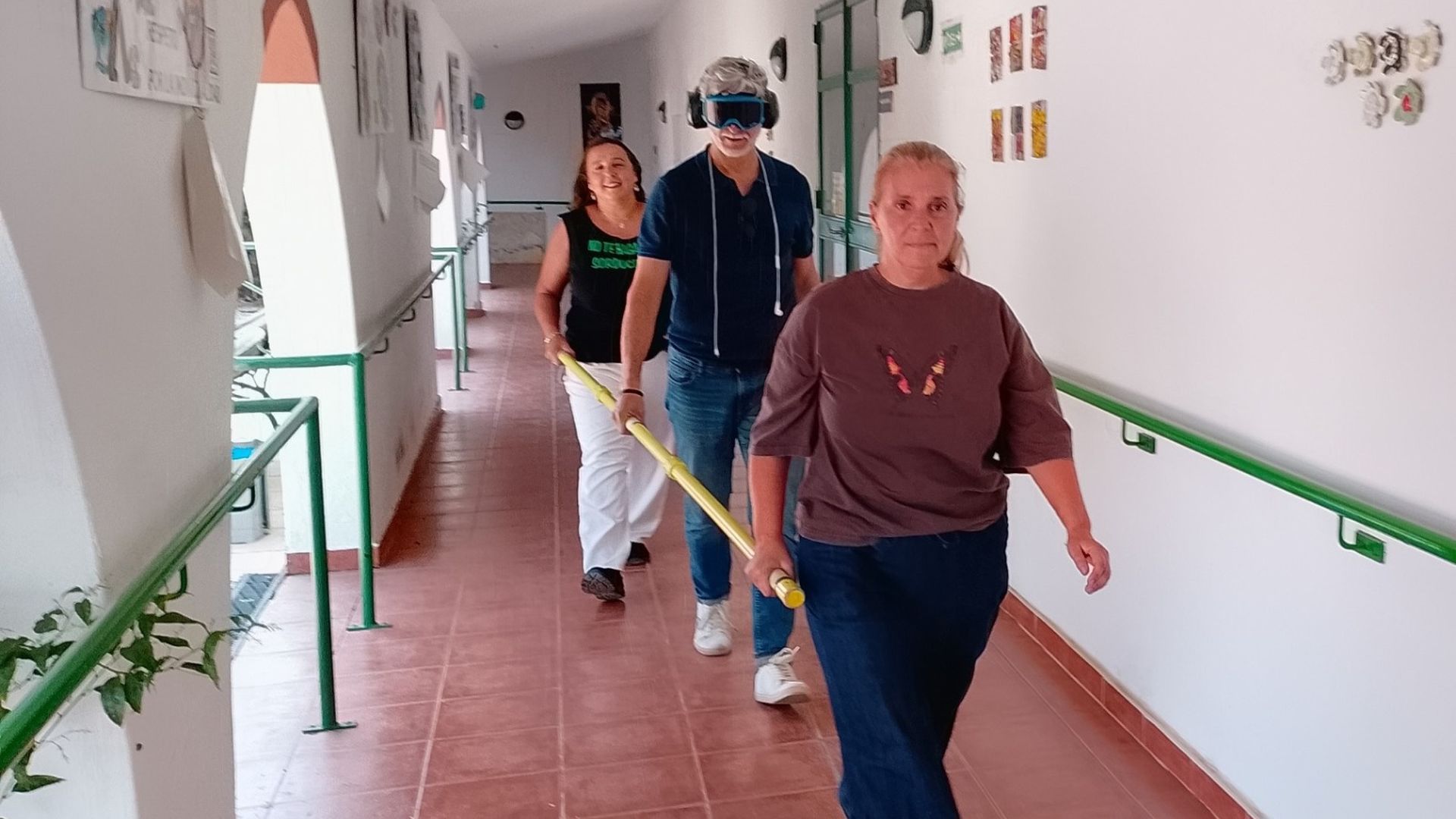 Pablo Alfaro practicando con la barra direccional "Mariam" en la Residencia y Centro de Día Santa Ángela de la Cruz