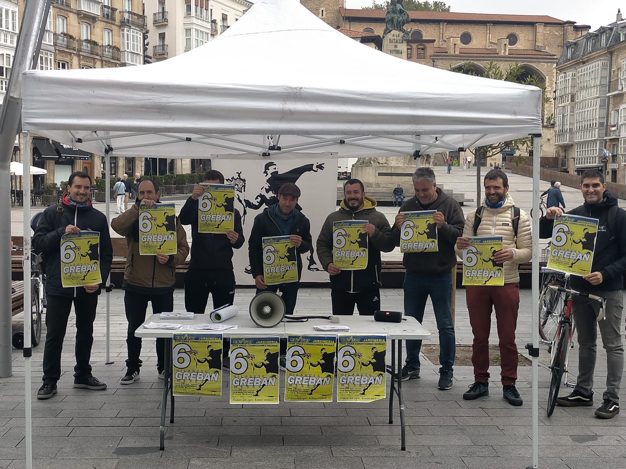 Parte de la plantilla durante una protesta este viernes 26 de septiembre en el centro de Vitoria