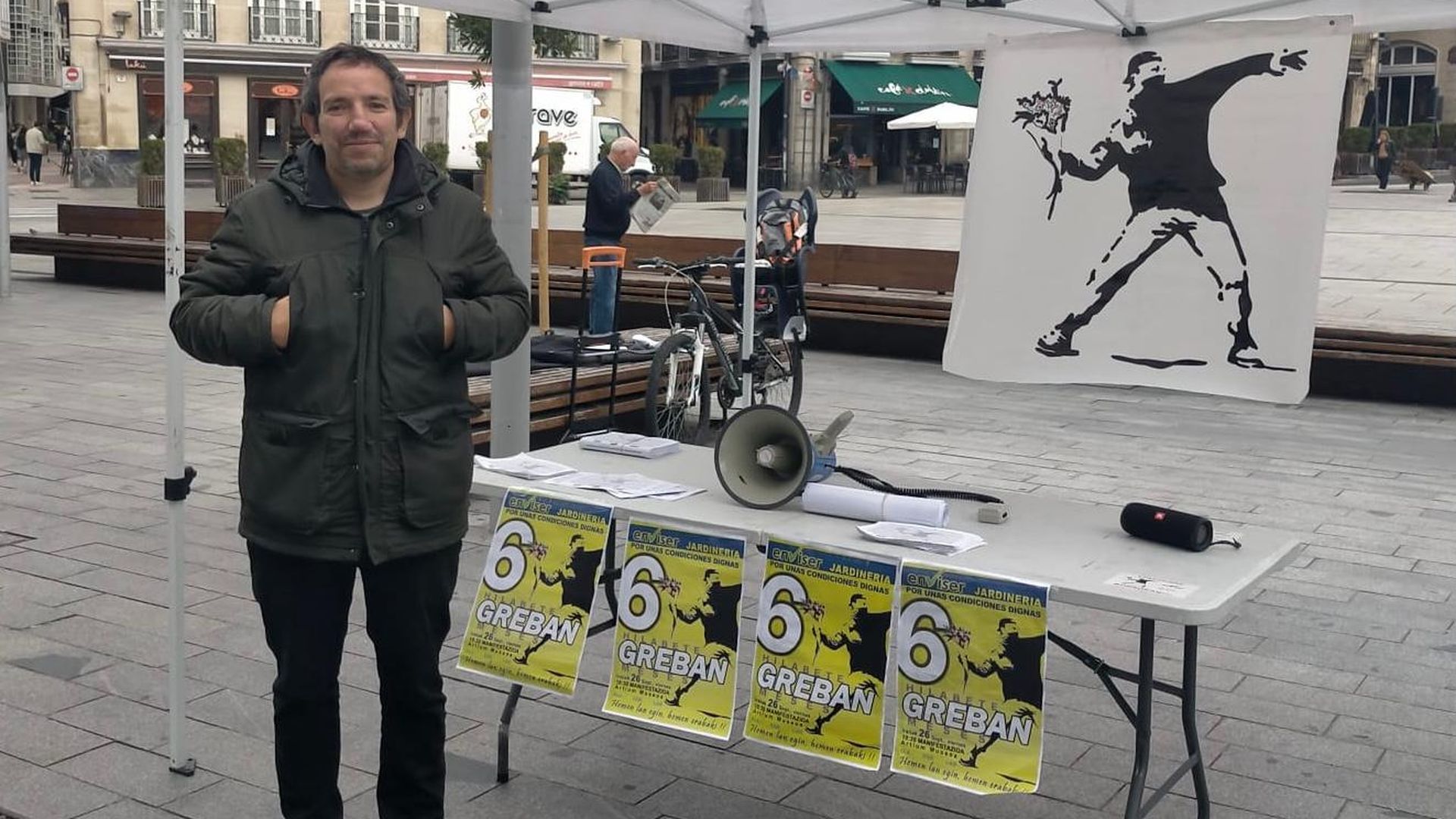 Rafael Bustos, esta mañana en la plaza de La Virgen Blanca de Vitoria.