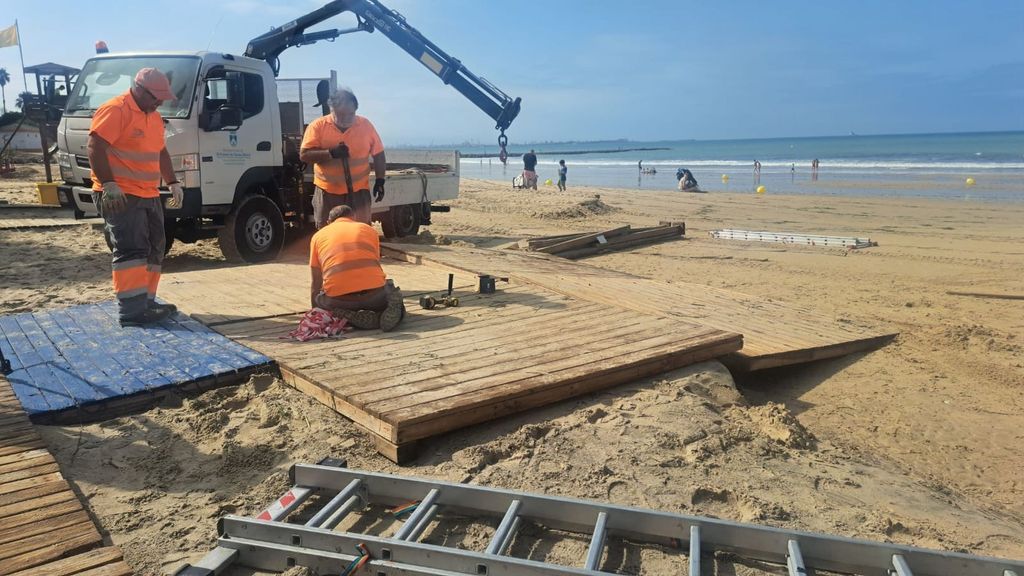 Trabajos en la playa de El Puerto de Santa María, en Cádiz