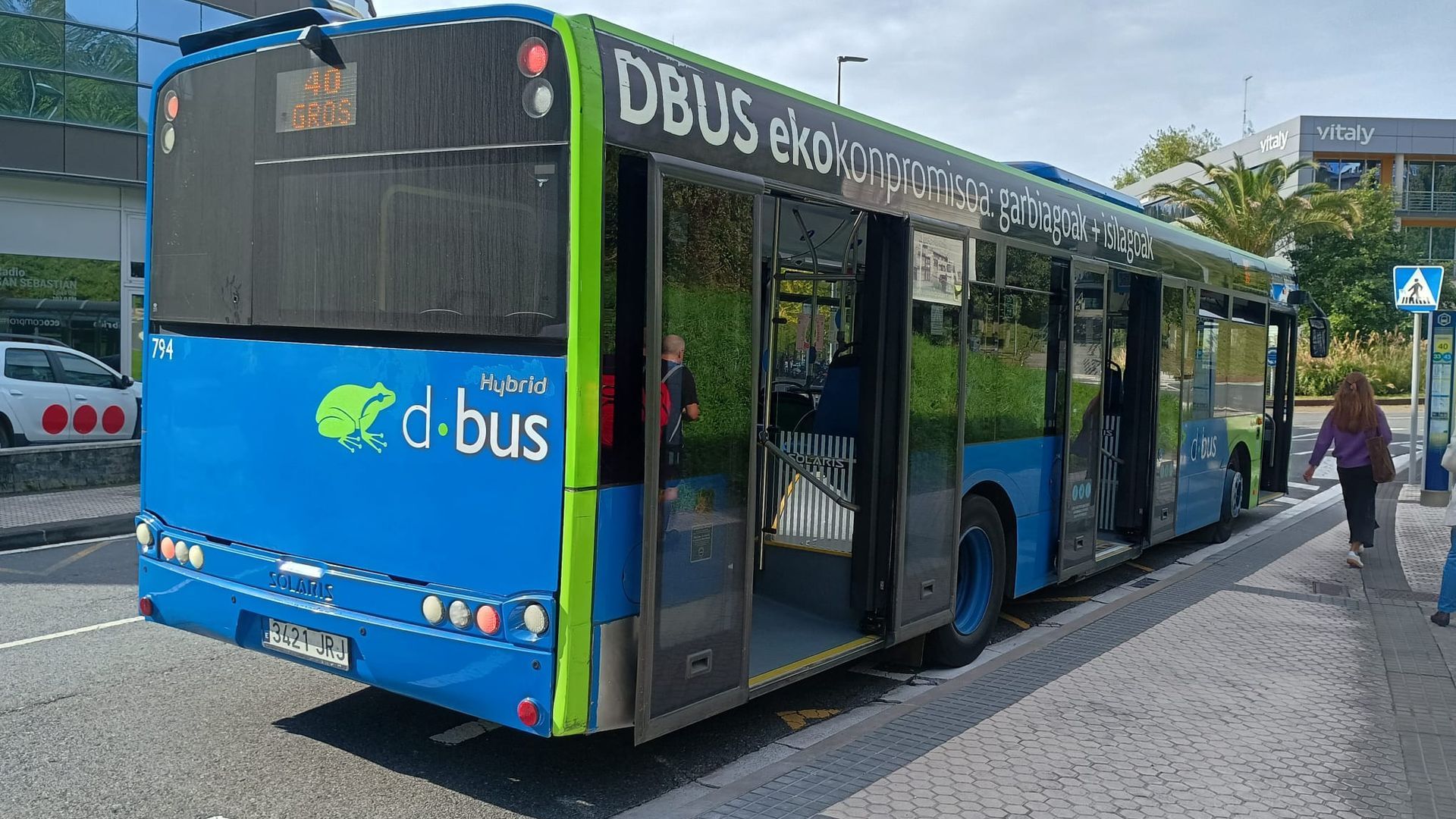Un autobús de Dbus en una parada en capital guipuzcoana