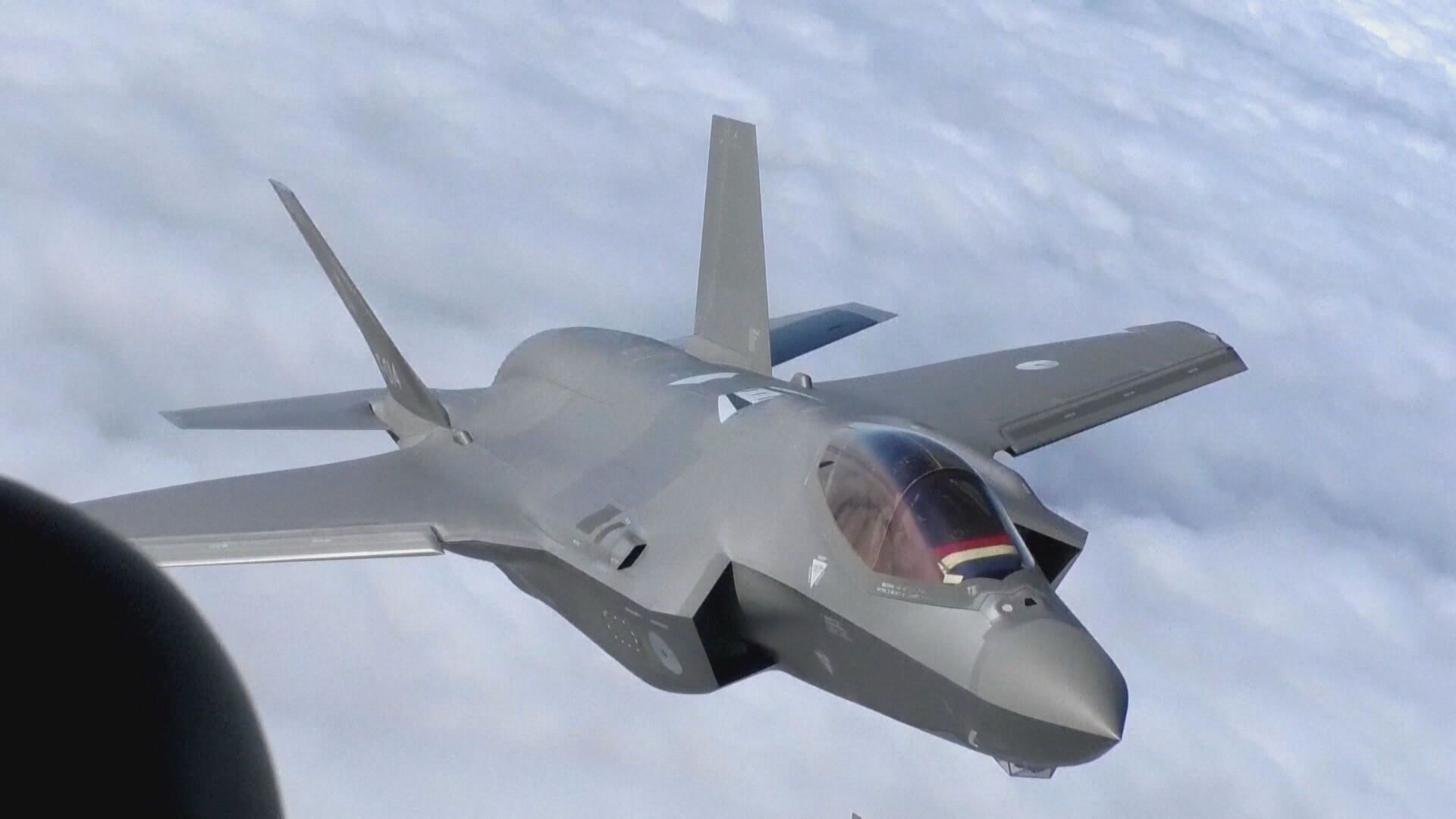 Un caza en pleno vuelo