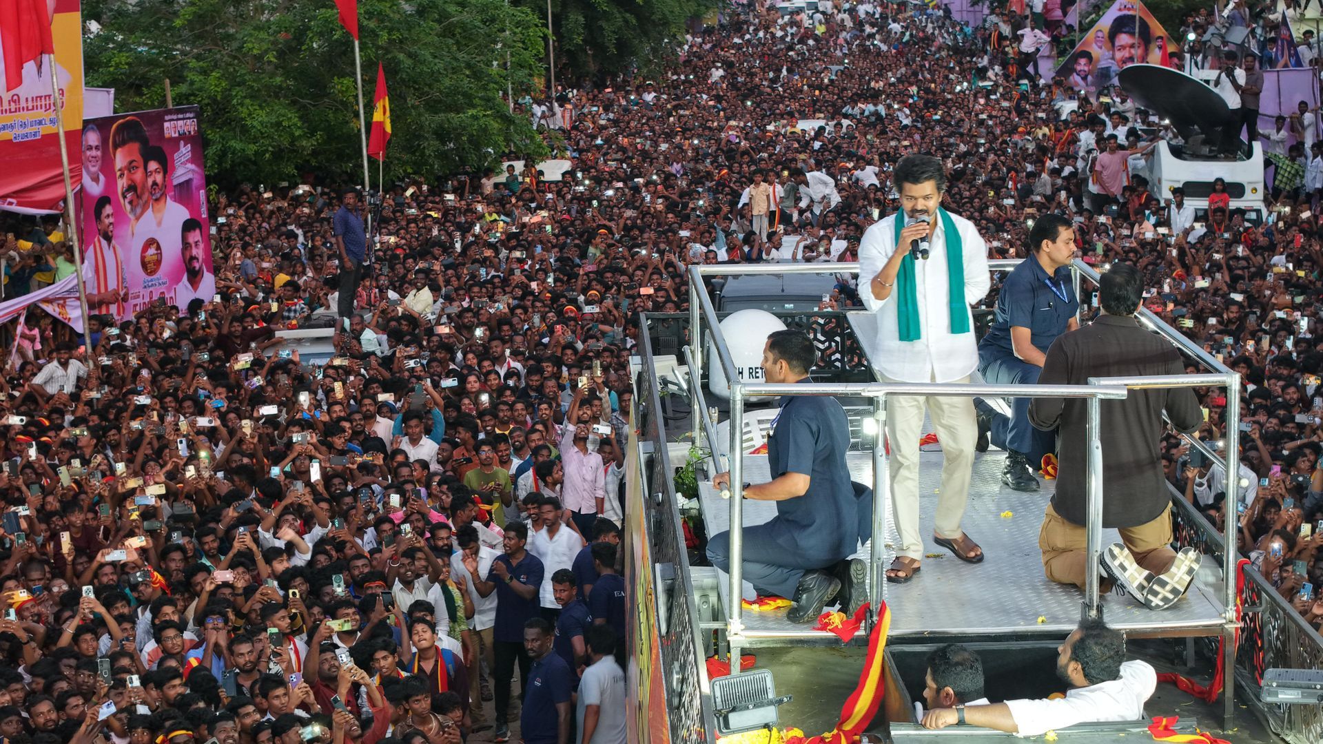 38 muertos, entre ellos diez menores, en una avalancha humana en un acto del actor y político indio Vijay