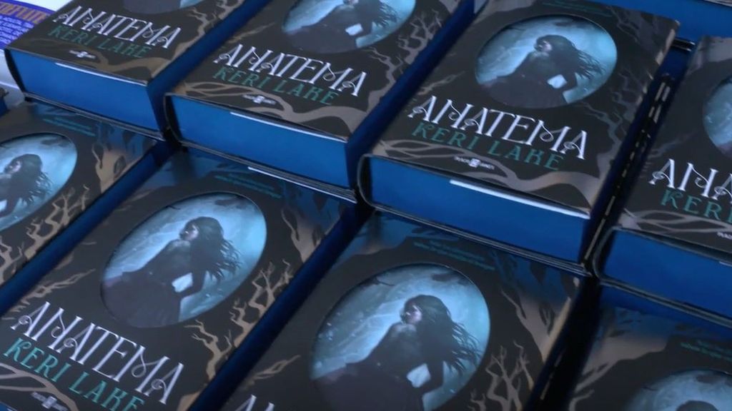 'Anatema', el último éxito del fenómeno literario 'romantasy': un género que combina lo tétrico con lo romántico