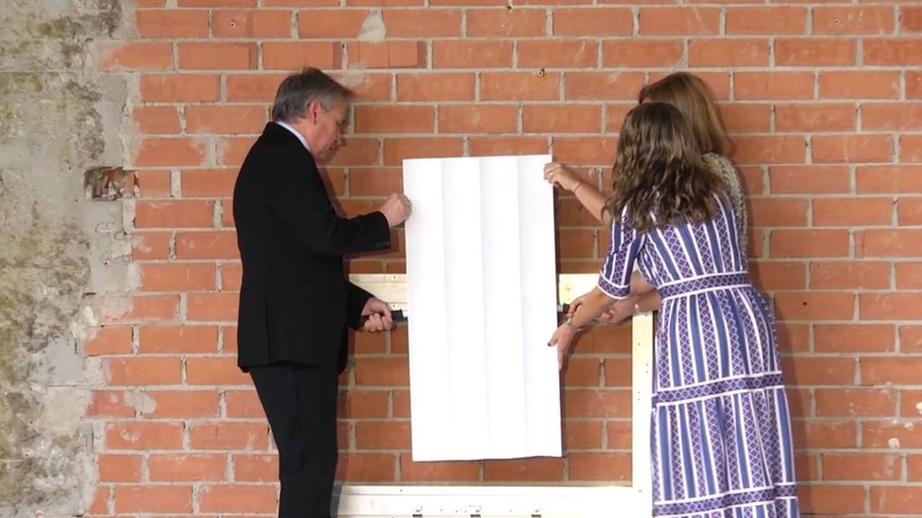 El edificio incendiado de Campanar pone su primera piedra simbólica un año y medio después de la tragedia