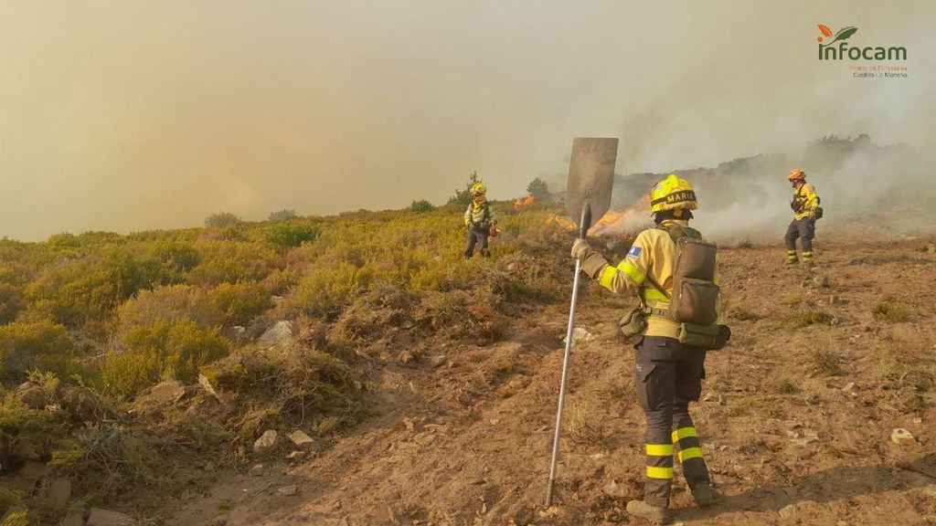 El fuego de Peñalba de la Sierra, Guadalajara, arrasa ya 1.800 hectáreas: hasta 30 medios trabajan en el incendio