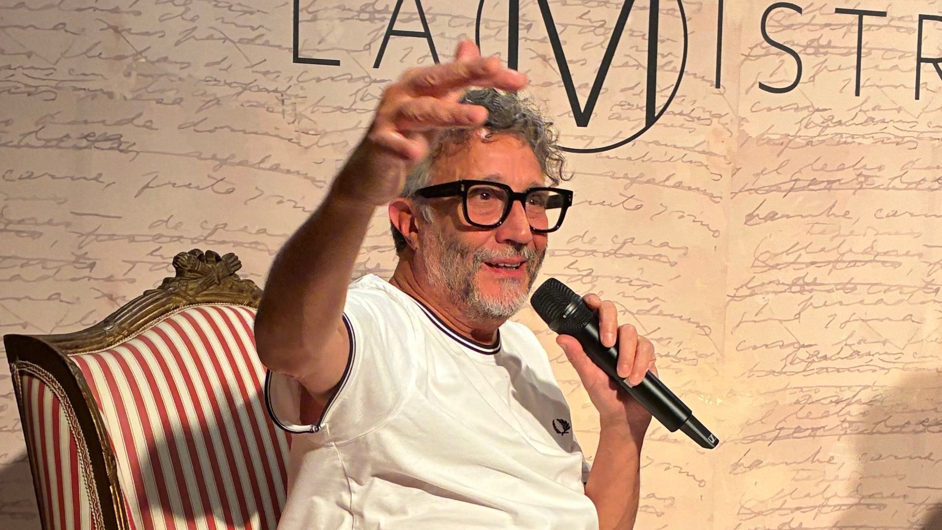 Fito Páez cantó a capella 'Yo vengo a ofrecer mi corazón' en La Mistral, una librería de Madrid