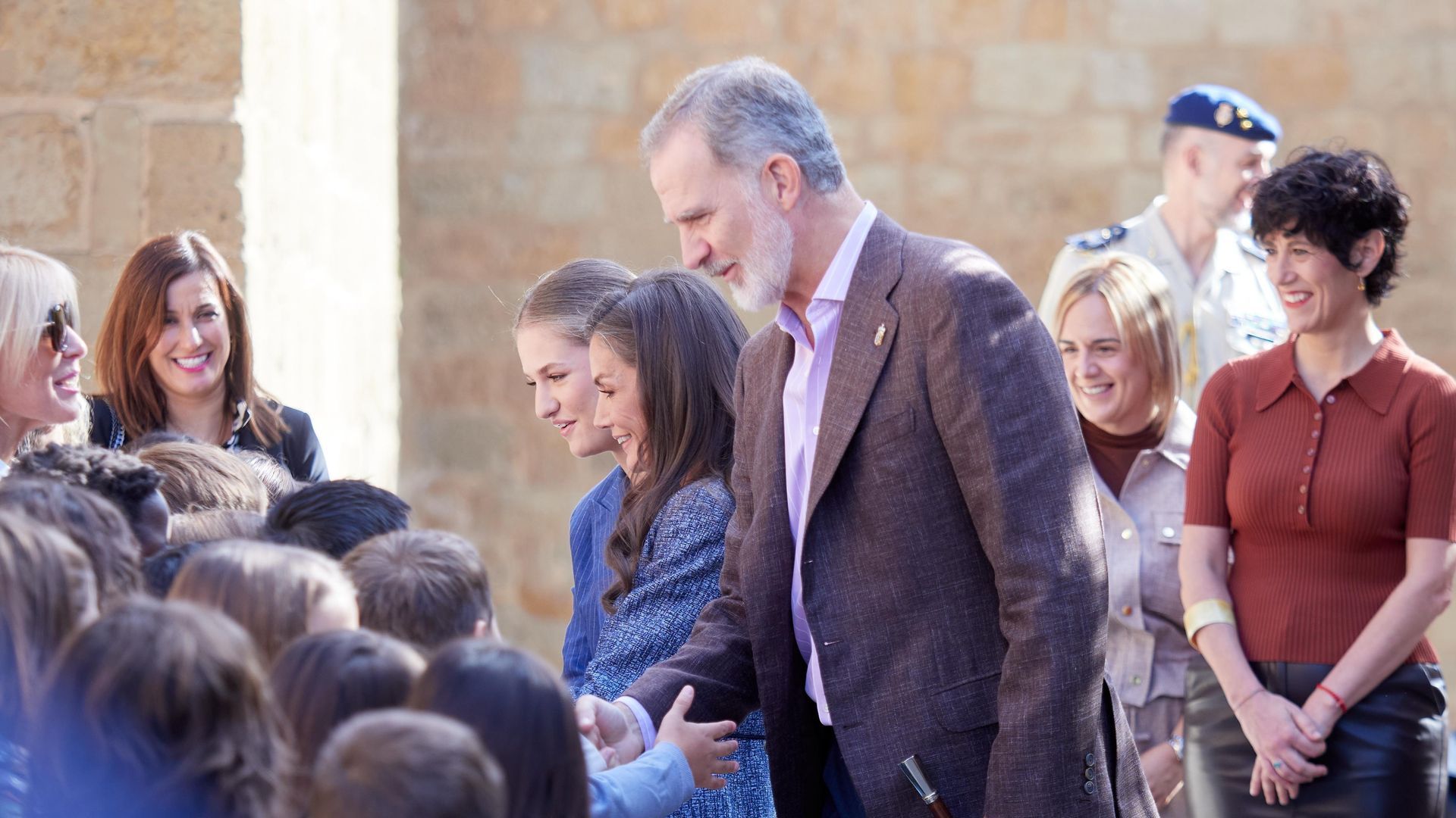 La princesa Leonor y los reyes hablan con alumnos de Primaria del colegio Príncipe de Viana de Olte