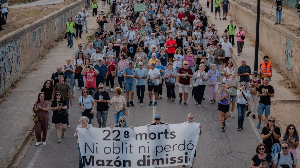 Dos manifestaciones salen de Paiporta y Valencia para exigir la dimisión de Mazón tras la DANA