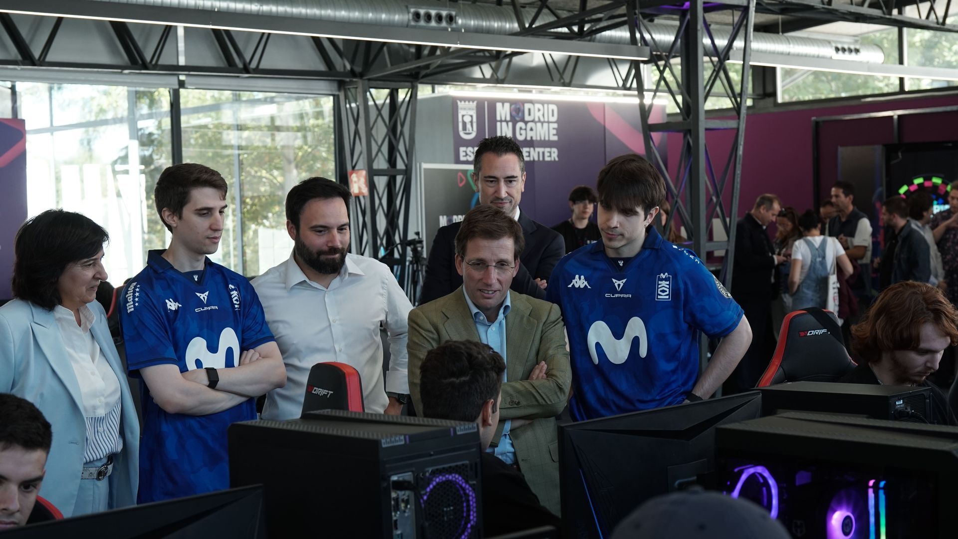 El alcalde de Madrid, Jose Luis Martínez Almeida, con los componentes de KOI