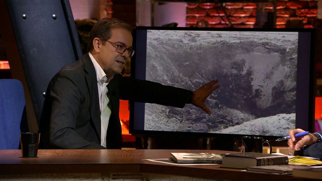 Javier Sierra analiza las imágenes del Caso Roswell: el detalle que daría un vuelco al presunto incidente OVNI Cuarto Milenio Temporada 21 Top Vídeos 672