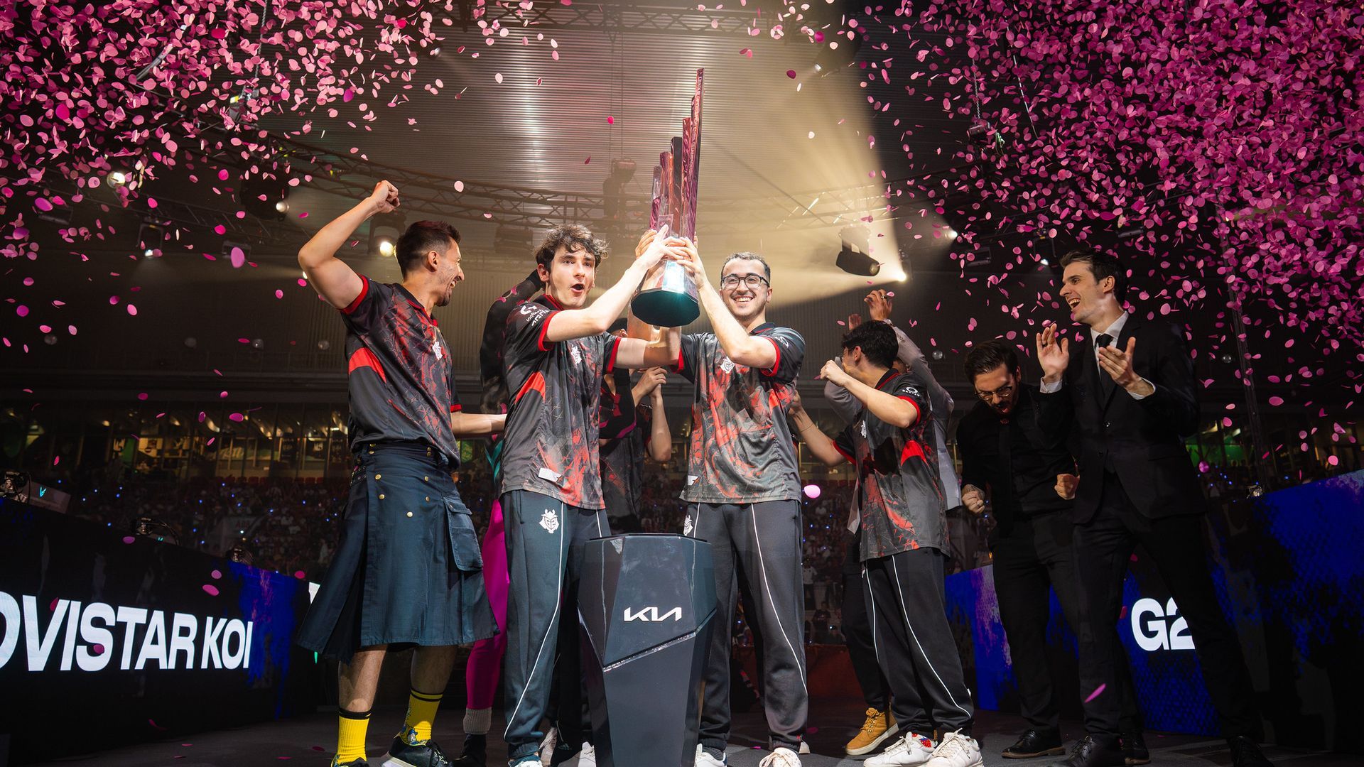 Los componentes de G2 levantan el trofeo de LEC Summer Finals Madrid 2025