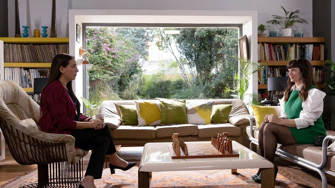 Terapeuta y paciente en la serie Envidiosa. FUENTE: Netflix
