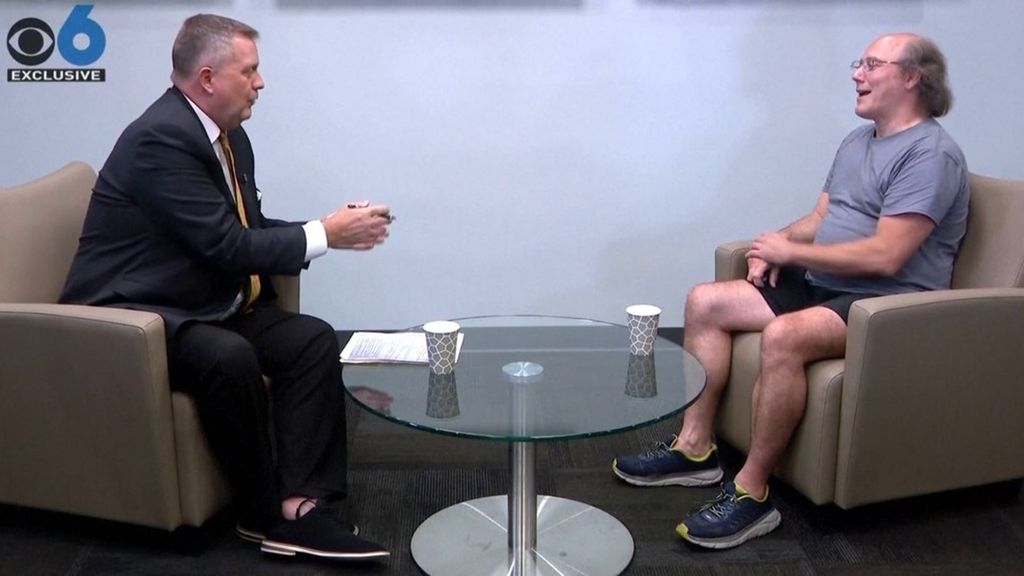 Un hombre confiesa en una entrevista televisiva que asesinó y enterró a sus padres en el jardín: "Fue muy rápido"