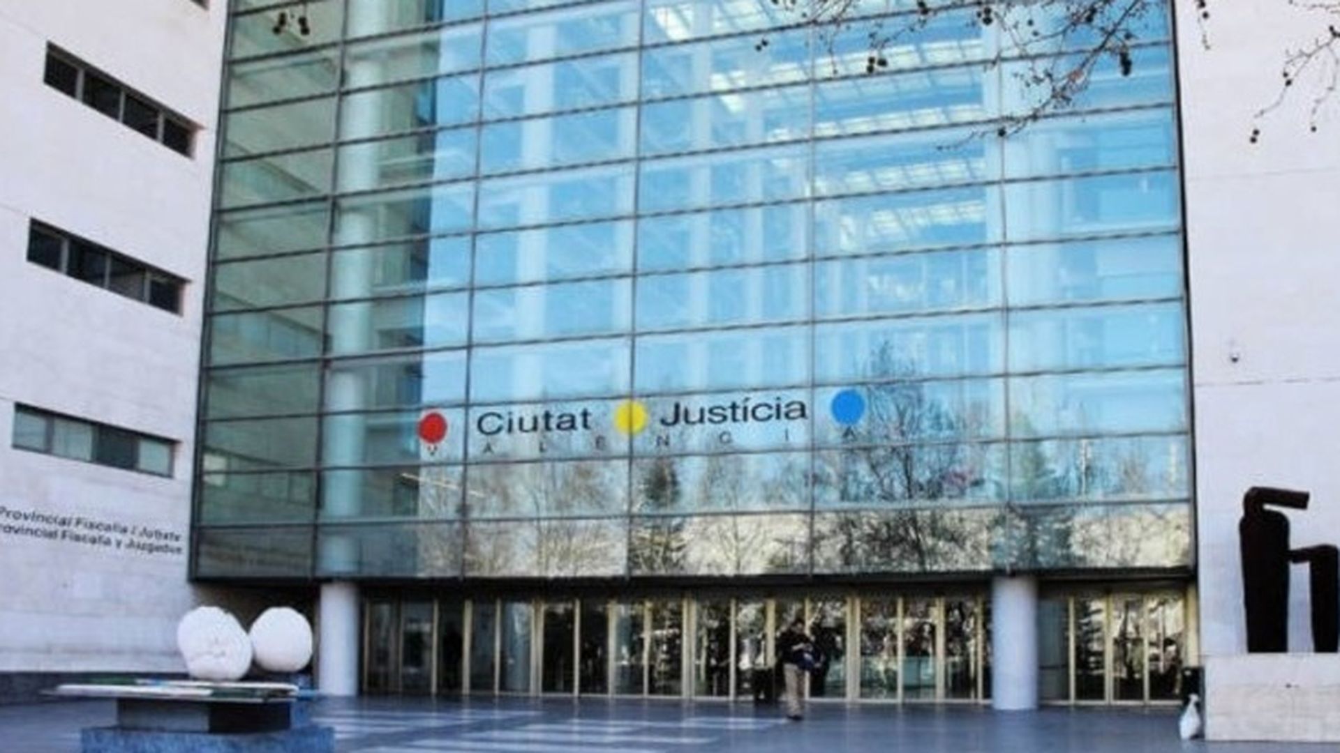 Una mujer acepta 6 meses de cárcel por menospreciar a tres menores por su origen: "Volveros a vuestro país en patera"