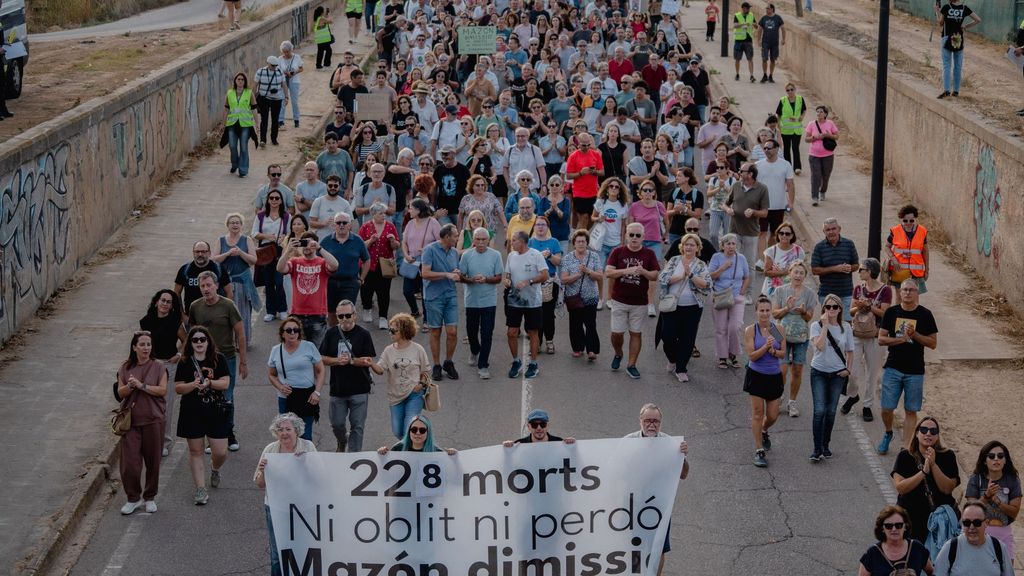 Undécima manifestación contra Carlos Mazón por su gestión de la DANA
