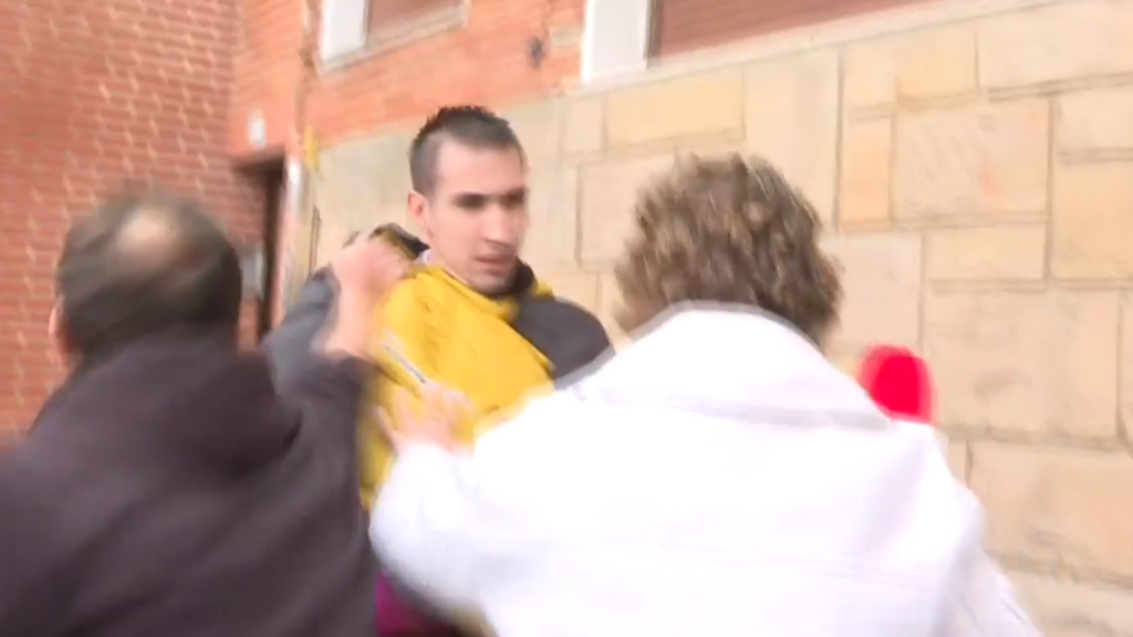 Agresión y empujones de varios vecinos con un inquilino muy conflictivo en Gijón: "Eres un sinvergüenza"