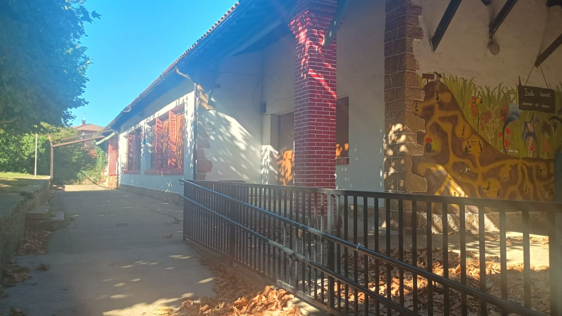 Antiguas Escuelas de Bernedo donde se desarrollaban los campamentos denunciados