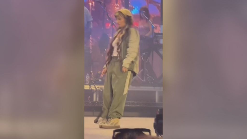 Así fue el desmayo de la cantante británica Lola Young en plena actuación en Nueva York