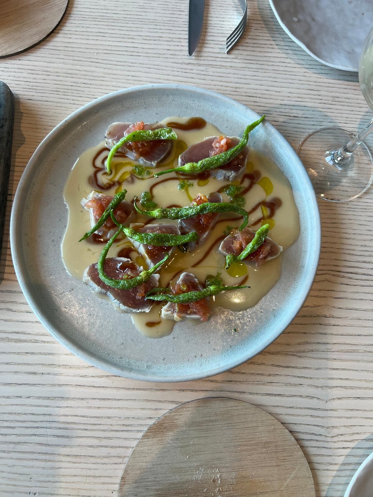 Bonito de Burela con tomate y piparras.