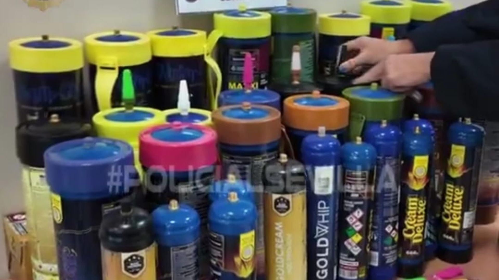 Botellas de ácido nitroso almacenadas en una comisaría de Policía Local de Sevilla