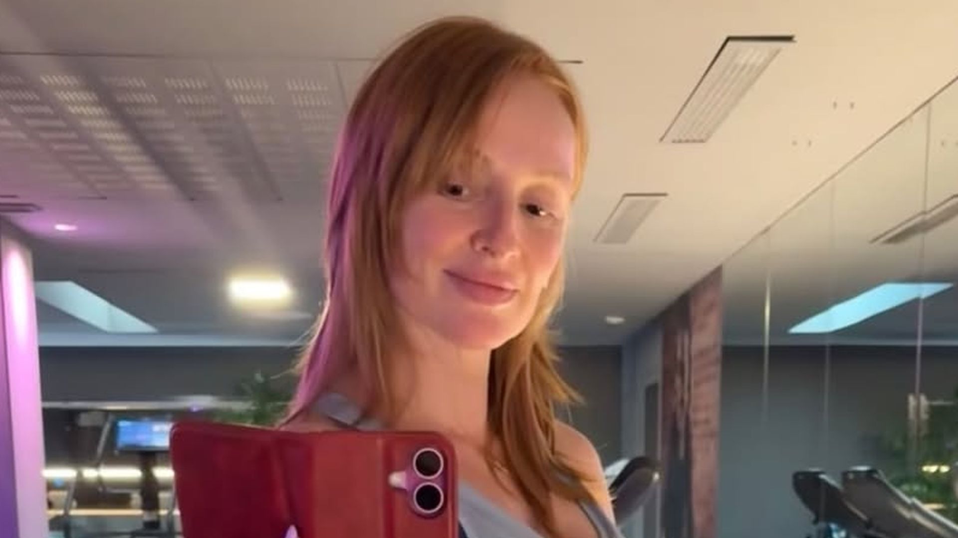 Crisitna Castaño muestra su abdomen postparto