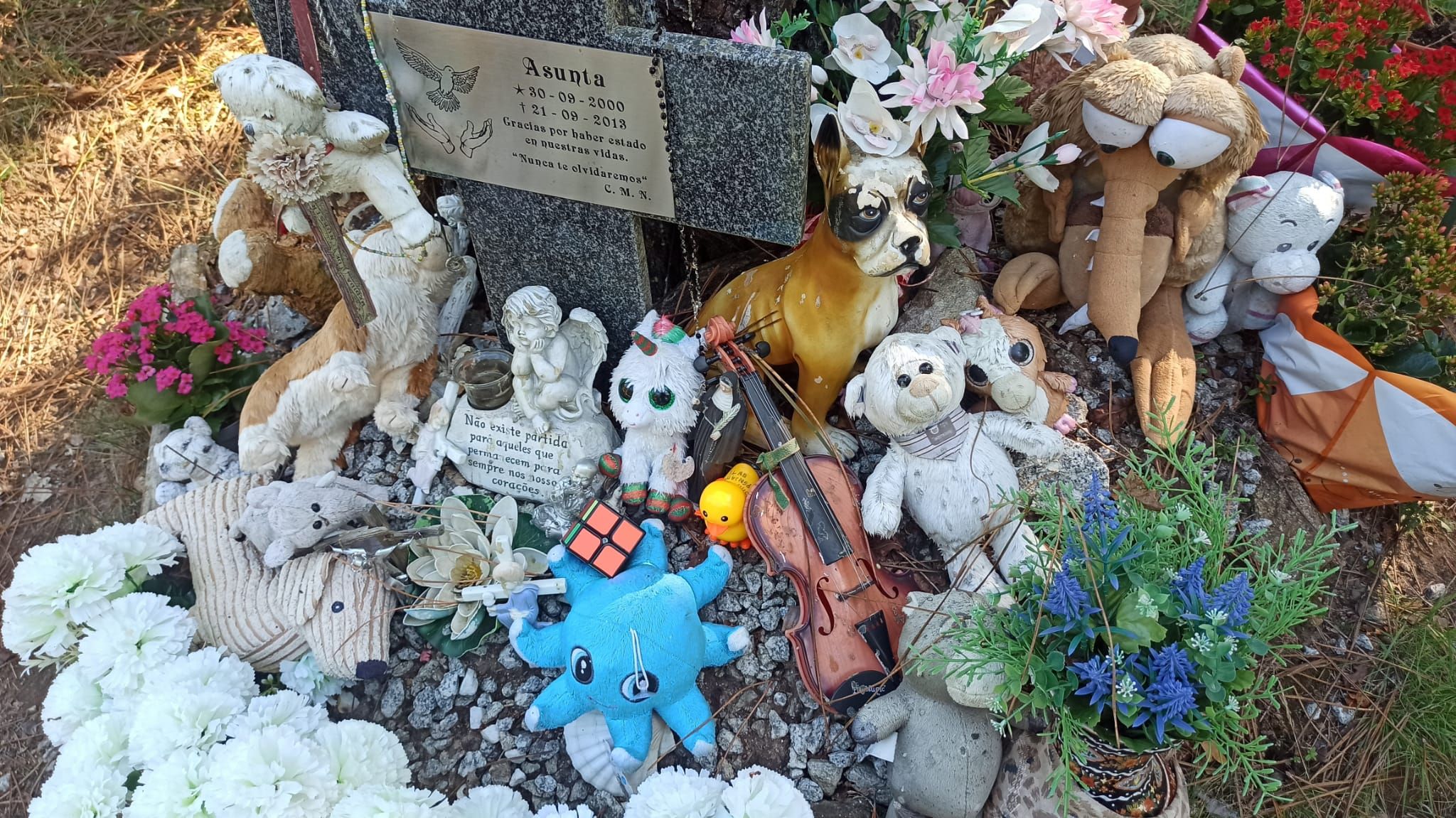 Detalle del altar dedicado a Asunta en la pista forestal de Teo donde apareció su cadaver