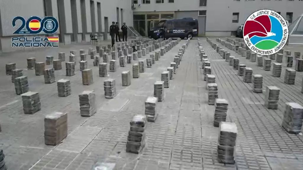 Detenidos en tierra los tripulantes de un semisumergible que transportaba un alijo de 3650 kilos de cocaína