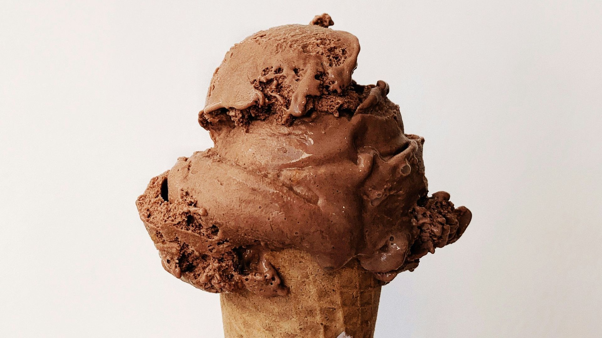 El helado de chocolate casero es una delicia en cualquier momento del año.