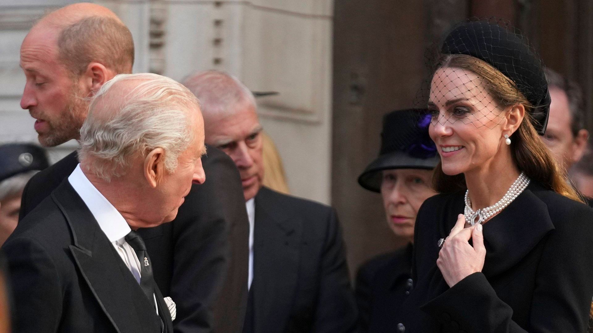 El príncipe Andrés, el rey Carlos III, Kate Middleton y el príncipe Guillermo en el funera de la duquesa de Kent