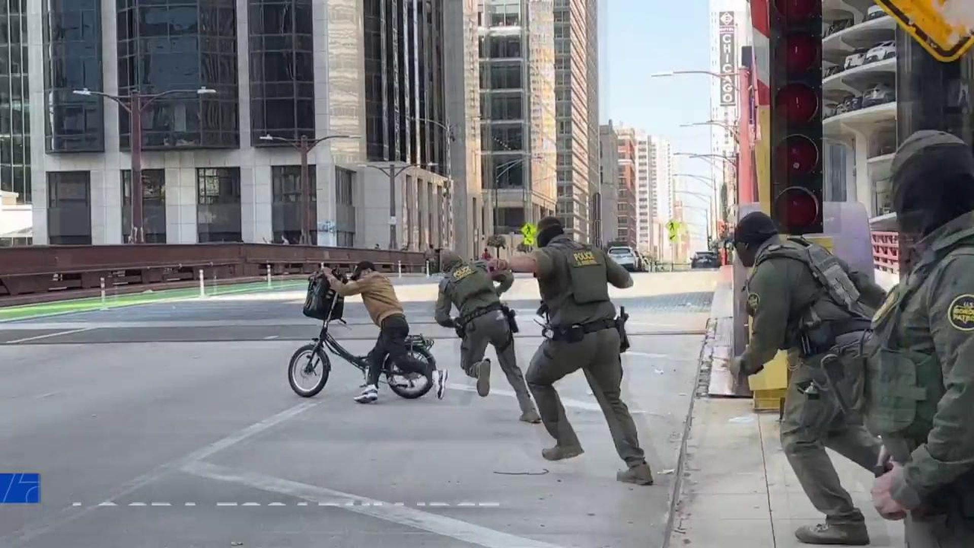 Escape de película en bici de un Inmigrante ante numerosos agentes del ICE en Chicago